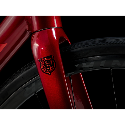 Rower szosowy Trek Domane AL 2 crimson to dark carmine fade 2026